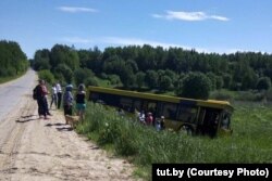 Рэйсавы аўтобус у кювэце на дарозе пад Менскам, 2019 году