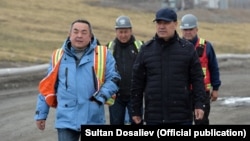 Президент Садыр Жапаров менен "Кумтөр Голд Компанинин" тышкы башкаруучусу Тенгиз Бөлтүрүк алтын кенде, июнь, 2021-жыл.