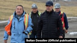 Президент Садыр Жапаров менен Тенгиз Бөлтүрүк Кумтөр алтын кенинде. Июнь, 2021-жыл.