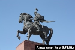 Бишкектин "Ала-Тоо" аянтындагы Манастын айкели. 24.9.2011.