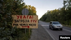 Попередження про небезпеку FPV-дронів на дорозі поблизу міста Слов’янськ на Донеччині, 10 вересня 2025 року