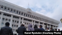 Нааразылык акциялары тоз-тополоң менен коштолуп, бир адам каза болуп, дагы бир нечеси жараат алган.