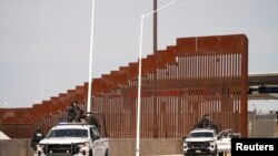 Forțe de ordine la granița dintre SUA și Mexic. 