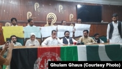 افغان محصلین پېښور پرېس کلب کې خبري غونډه لري - د اګست ۱۹مې انځور 