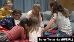 Діти граються у гру