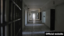 Türkmenbaşydaky köne türmäniň koridory. Arhiwden alnan surat