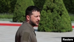 Президент України Володимир Зеленський бере участь у церемонії привітання під час зустрічі Європейської політичної спільноти, Молдова, 1 червня 2023 року