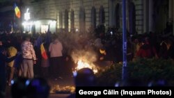 Unii dintre cei în jur de 1.500 de manifestanți care au protestat față de invalidarea candidaturii lui Călin Georgescu au aruncat cu bucăți din pavaj și alte obiecte contondente și au incendiat aranjamentele florale din fața unei clădiri din centrul Bucureștiului. 