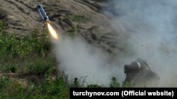 Ukrainian servicemen launch a missile while testing the U.S. Javelin anti-tank missile system at a shooting range in Ukraine. (file photo)