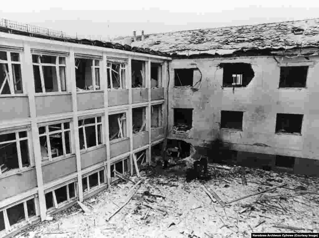 Место взрыва бомбы в офисе РСЕ/РС в Мюнхене в феврале 1981 года.В 1981 году взрыв, предположительно оплаченный коммунистическим правителем Румынии Николае Чаушеску и организованный Ильичом Рамиресом Санчесом, венесуэльским марксистским активистом, известным как «Карлос Шакал», разрушил часть здания мюнхенской штаб-квартиры RFE/RL, ранив нескольких сотрудников внутри.