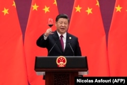 Сі Цзіньпін піднімає келих із вином під час бенкетної промови на форумі «Один пояс, один шлях» в Пекіні 26 квітня 2019 року