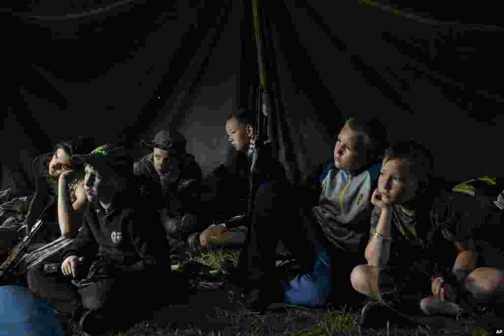 Лагерьде балаларға арнайы лекциялар да өтеді. Сабақта инструкторлардың бірі Руслан Андреико балаларға ЛГБТ қозғалыстарының зияны туралы лекция оқыды.&nbsp; "Еуропада билікке келгендер ЛГБТ қозғалыстарын, гей парадтарды қолдап, білім жүйесіне енгізгісі келеді. Абай болуымыз керек" деді ол.&nbsp;&nbsp; &nbsp;