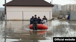 Эвакуация людей из зоны подтопления дачных домов в Актобе. 16 апреля 2017 года. Фото с сайта комитета по чрезвычайным ситуациям МВД Казахстана.  