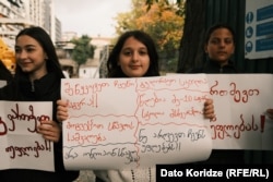 „წლებია მე-10 საჯარო სკოლა მსხვერპლია“, „შეწყვიტეთ ჩვენი ჩაგვრა“, „მოგვეცით განათლების უფლება“, - წერია საპროტესტო ბანერებზე.