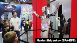 Un robot prezentat la Expoziția și Forumul Internațional „Rusia”, desfășurată la Moscova în noiembrie 2023.