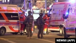 Жаңы жылдык жарманкеге топтолгондорду машине сүзгөн жерде полиция, "Тез жардам" жана башка тиешелүү кызматтардын өкүлдөрү иштеп жатышат. 20-декабрь, 2024-жыл. 