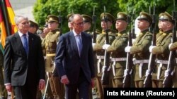 Președintele lituanian, Gitanas Nauseda, și cancelarul german, Friedrich Merz, inspectând garda de onoare la o ceremonie de bun-venit a musafirului german, la Vilnius, 22 mai 2025