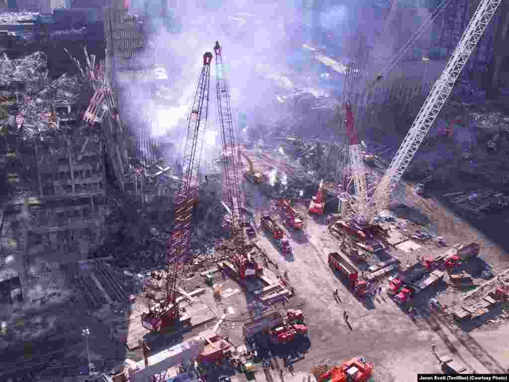 Preşedintele american George W. Bush dă ultimatum regimului taliban de la Kabul, cerând predarea liderului terorist Osama bin Laden. În imagine, vedere aeriană a &bdquo;Ground Zero", la o lună după atacurile din 11 septembrie. &nbsp;