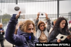 ქალები დავუსვამთ წერტილს, ამბობენ ცესკოსთან პროტესტისთვის მისული ქალები.