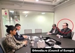 George Simion apare într-o fotografie alături de Mark Episkopos, despre care presa americană scrie că e propagandist rus.