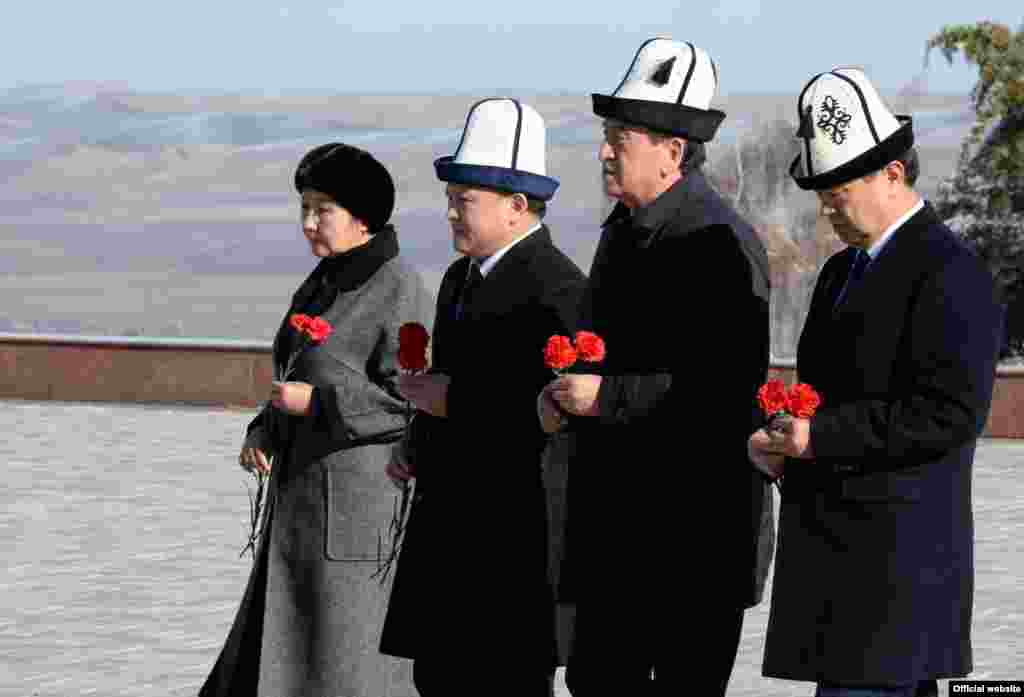 "Ата-Бейит" мемориалдык музей комплексинде президент Сооронбай Жээнбеков, Жогорку Кеңештин спикери Дастан Жумабеков, өкмөт башчы Мухаммедкалый Абылгазиев, Жогорку соттун төрайымы Гүлбара Калиеванын катышуусунда эскерүү иш-чарасы өттү.