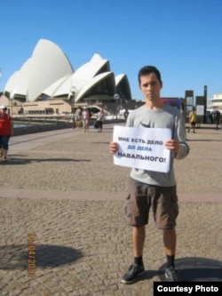 Альберт проводит одиночный пикет в Сиднее в 2013 году