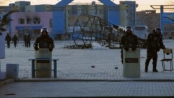 Мұнайшылар ереуілі күшпен басылғаннан екі күн өткен соң Жаңаөзеннің орталық алаңында тұрған полицияның арнайы жасағы. 2011 жылғы 18 желтоқсан.