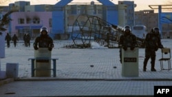 Мұнайшылар ереуілі күшпен басылғаннан екі күн өткен соң Жаңаөзеннің орталық алаңында тұрған полицияның арнайы жасағы. 2011 жылғы 18 желтоқсан.