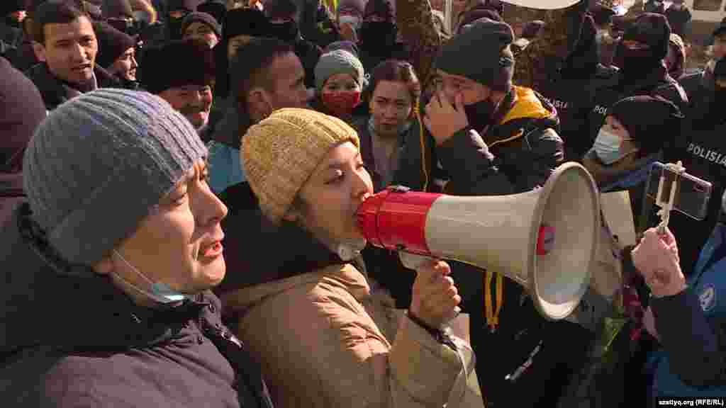 Демократиялық партия құру жөніндегі бастамашыл топ жетекшісі Жанболат Мамай мен "Oyan, Qazaqstan" қозғалысының жетекшісі Әсем Жәпішева Республика алаңында наразылық білдіріп тұр.&nbsp;