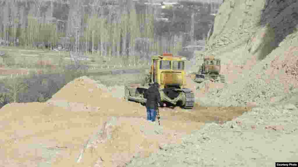 Ак-Сай - Көк-Таш жолун куруп жаткандар.