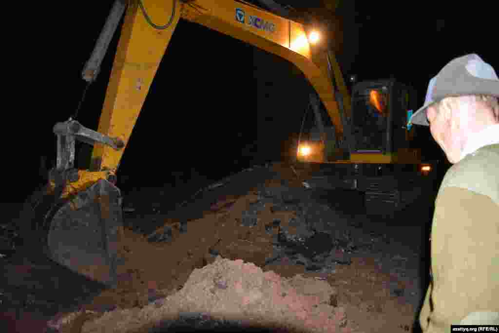 Садовый ауылына ауыр техника келіп, суағар арықтар қазып жатыр. Тұрғындар "үйлерін су басқан біраз адам Ақтөбедегі №61 мектепті паналап отырғанын" айтады. Ақтөбе, 18 сәуір 2017 жыл.