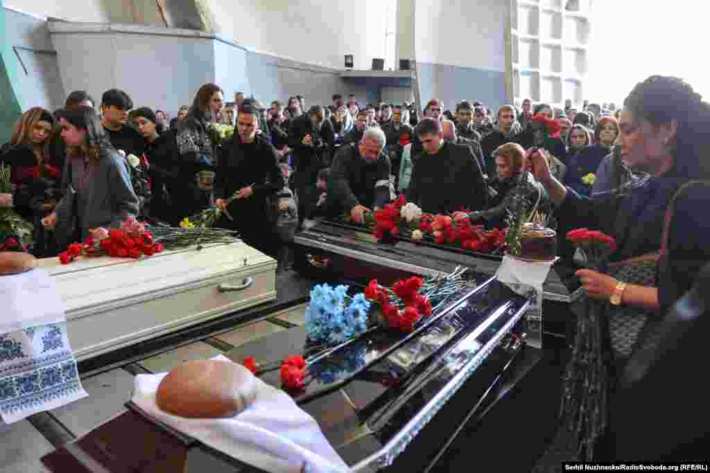 Прощання з 17-річним Данилом Худею та його батьками, які загинули під час атаки РФ