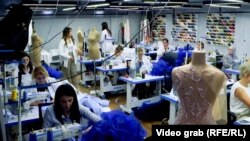 Punëtoret e kompanisë Walone Fashion Group. Kjo kompani nga Kosova, mbi 60 për qind të produkteve i eksporton në SHBA. 