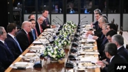 Американскиот претседател Доналд Трамп и други високи американски претставници со лидерите на Казахстан, Киргистан, Таџикистан, Туркменистан и Узбекистан во Белата куќа 