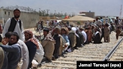 تعدادی از مهاجرین افغان در پاکستان که در مقابل دفتر کمیشنری عالی سازمان ملل در شهر کویته گردهم آمده اند تا کارت مهاجرت دریافت کنند.