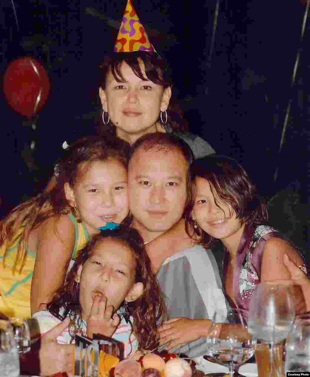 Семья Мухтара Джакишева.  - Мухтар и Джамиля Джакишевы со своими младшими дочерьми на семейном празднике.