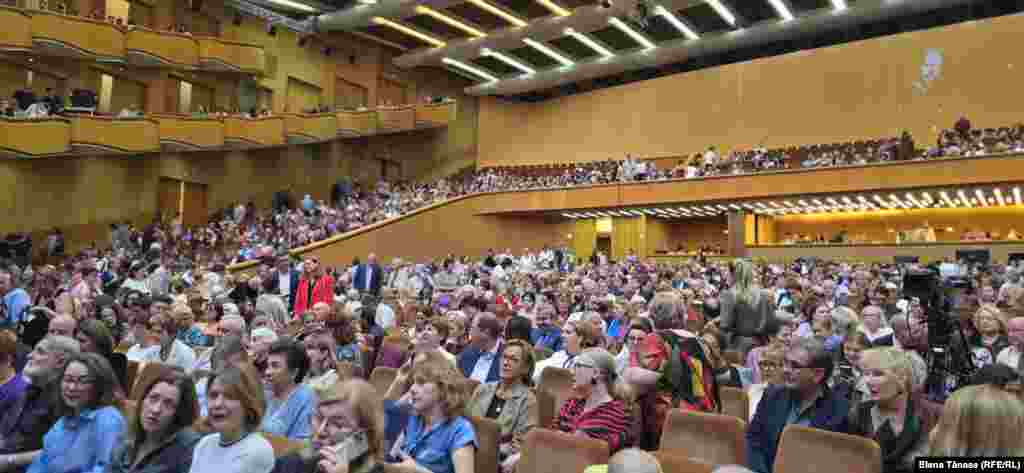 Organizatorii Festivalului au făcut tot ce le stă în putință să îmbunătățească sonorizarea sălii construite ca să adăpostească marile ședințe ale Partidului Comunist Român, partidul unic în vremea dictaturii. Au blocat, de pildă, cu o pânză fonică, ultimele rânduri, renunțând astfel la venituri, de dragul calității. 