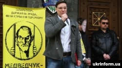 Народний депутат України Сергій Висоцький виступає під час мітингу в рамках кампанії «Медведчук підарешт» під стінами Генеральної прокуратури України. Київ, 5 квітня 2016 року