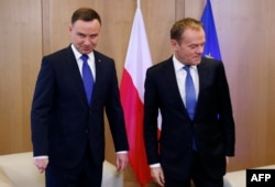 ანჯეი დუდა (მარცხნივ) და დონალდ ტუსკი