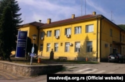 Sipas regjistrimit të vitit 2022, në komunën e Medvegjës jetojnë 6.360 banorë, ndërsa numri i qytetarëve të nacionalitetit shqiptar është 905. Në fotografi Komuna e Medvegjës.