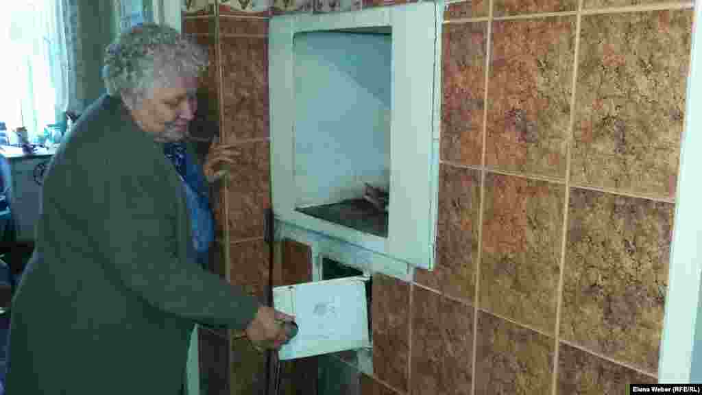 Пенсионерка Надежда Сидякина в бывшем офицерском доме Карлага живет с 1973 года. Приехав в Долинку, работала на молочном заводе, потом &ndash; 20 лет отработала в зоне, на складе. &ndash; Больше здесь работы толком и нет. Большинство местных жителей на зоне работают. Дочь моя тоже там работает. Муж офицер был. Так что у нас тут дети Карлага только и работают в зоне (смеется. &ndash; Ред.). Когда мы приехали в Долинку, то местные жители называли себя детьми Карлага: кто жил тут после отсидки, а кто работал при Карлаге. Моя семья с Карлагом не связана, к счастью. Сейчас многих уже нет в Долинке. В этом "офицерском" доме из старых жителей уже никого нет, я одна &ndash; пенсионерка. Сам дом надо капитально отремонтировать весь и крышу надо менять, а то протекает. Но денег на ремонт дома у людей не хватает, &ndash; говорит Азаттыку Надежда Сидякина, показывая свою печку, которую топит углем, когда в доме холодно.