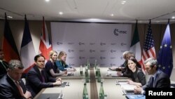 Șefa diplomației europene, Kaja Kallas, la întâlnirea de la Munchen cu secretarul american de stat Marco Rubio, cu ministrul italian de Externe, Antononio Tajani (al treilea din dreapta) și ministrul german de Externe, Annalena Barebock (a doua din dreapta).