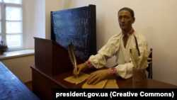 Скульптура філософа Григорія Сковороди в Меморіальному музеї Григорія Сковороди у Переяславі, 2 грудня 2022 року