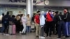 Мигранты из Кыргызстана в аэропорту в России. 