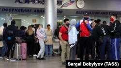 Мигранты из Кыргызстана в аэропорту в России