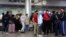 Мигранты из Кыргызстана в аэропорту в России. 