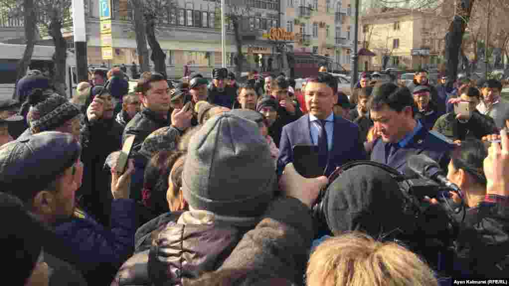 Билік партиясы кеңсесінен шыққан адам өзін "жергілікті партия ұйымының жетекшісімін" деп таныстырып, талаптарын ғимаратқа кіріп айтуды ұсынды.