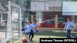 Copii, la joacă, în curtea școlii. Fotografie cu caracter ilustrativ.