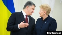 Президент України Петро Порошенко та президент Литви Даля Ґрібаускайте. Архівне фото