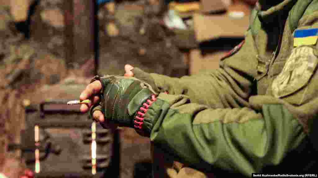 &laquo;Чому взагалі росіяни сюди полізли? Це мені взагалі не зрозуміло. Я скільки думав про це, я не розумію. Називають братом і тут же стріляють в мене. Так же не можна. Чому забрали Крим? Чому хочуть &laquo;віджати&raquo; Донбас? Не можна ж так. Ми не рослини якісь, що від нас можна взяти і листок відірвати, взяти і ягоду відірвати. Не треба цього робити&raquo;, &ndash; продовжує свої роздуми солдат